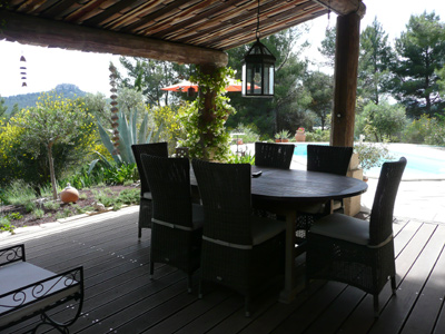 bequeme Sessel für die gedeckte Terrasse